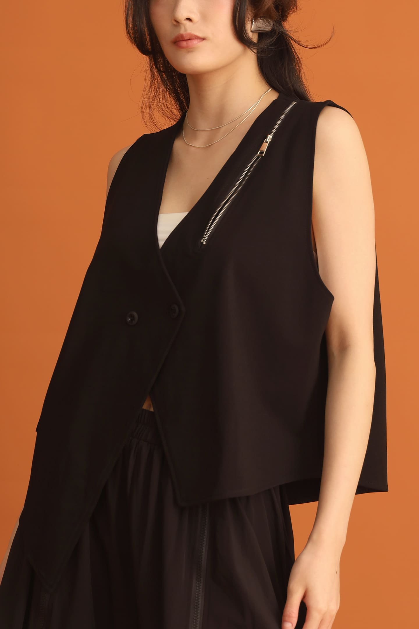 CHOSEN - Joo Zipper Vest in Black - Image 9