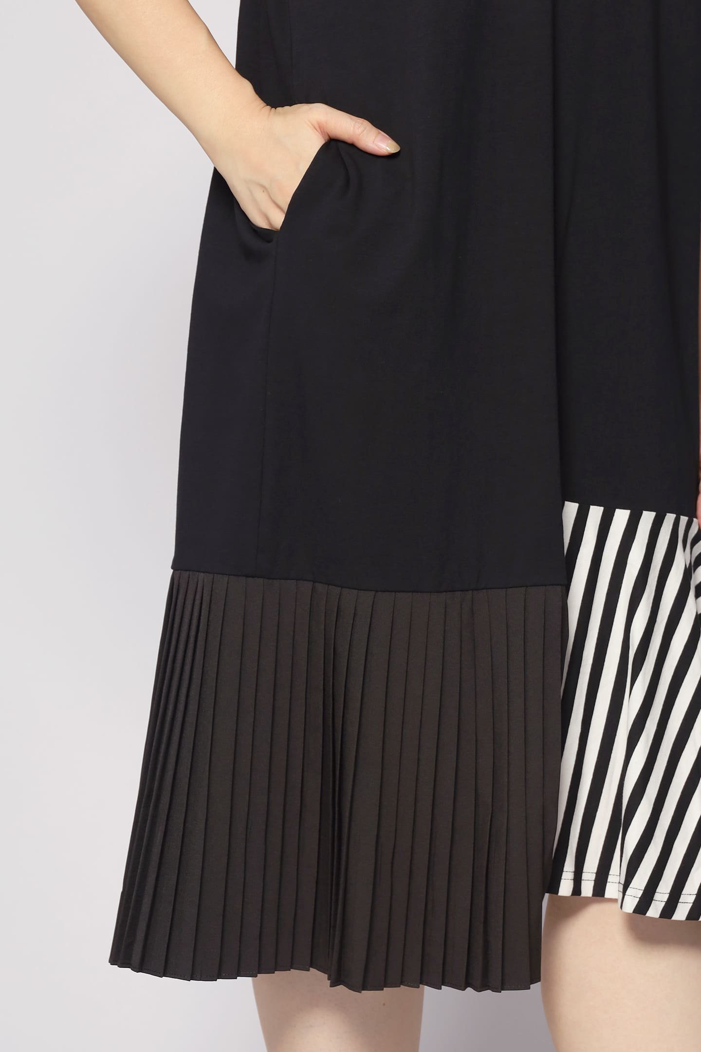 Yara Monochrome Dress - Image 9